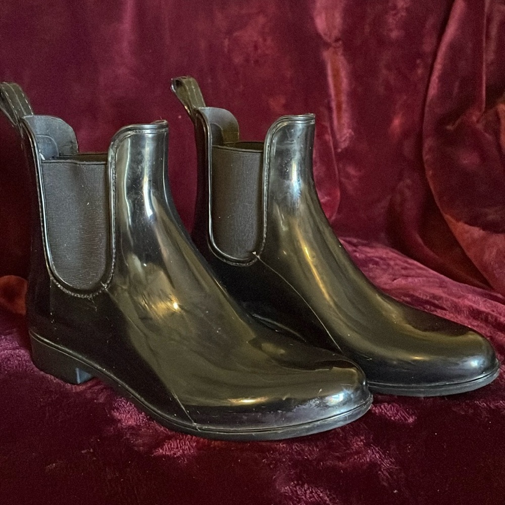 Sam Edelman sz 5 black boots - stretch sides w/ 1” heel in excellent condition
